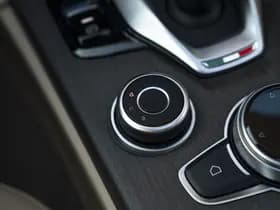 Alfa Romeo Stelvio thumbnail 12