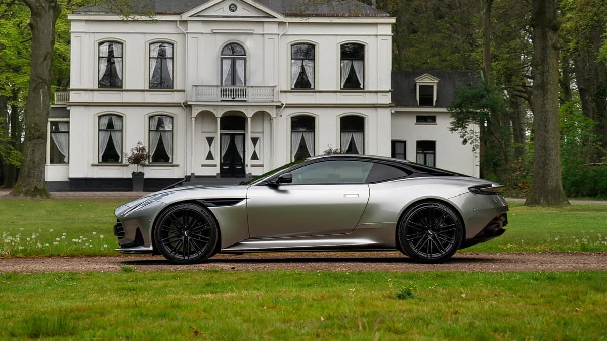 Aston Martin DB12 — foto 1