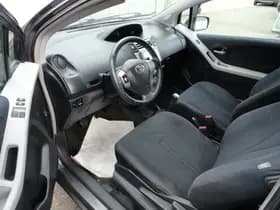 Toyota Yaris thumbnail 8