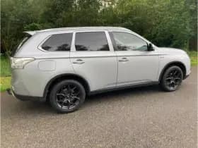 Mitsubishi Outlander thumbnail 4