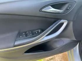 Opel Astra Sports Tourer thumbnail 4