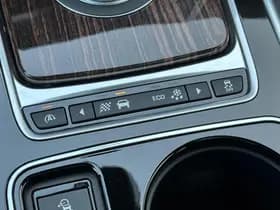 Jaguar XE 2.0 Portfolio thumbnail 5