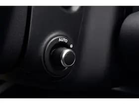 Land Rover Defender 110 2.0 P400e 110 SE thumbnail 5