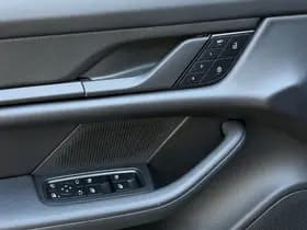 Porsche Taycan thumbnail 13