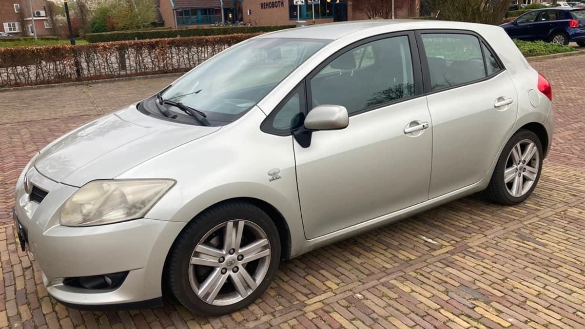Toyota Auris — foto 1