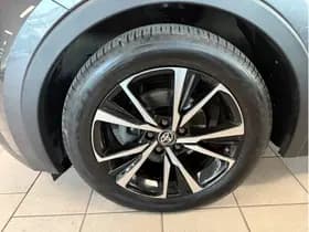 Toyota C-HR 1.8 Hybrid 140 First Edition thumbnail 9