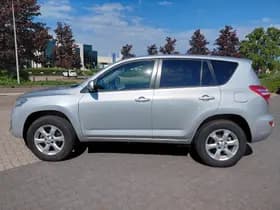 Toyota RAV4 thumbnail 2