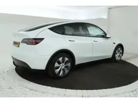 Tesla Model Y thumbnail 3