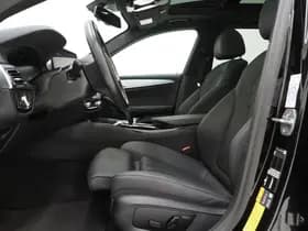 BMW 5 Serie Touring 530e xDrive Full Black thumbnail 16