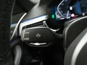 BMW 5 Serie Touring 530e xDrive Full Black thumbnail 21