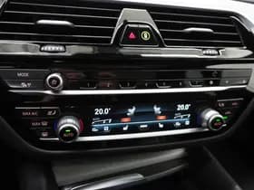 BMW 5 Serie Touring 530e xDrive Full Black thumbnail 31