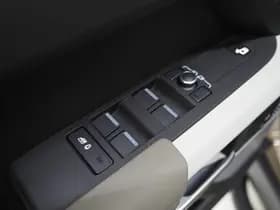 Land Rover Defender 110 2.0 P400e Urban thumbnail 22