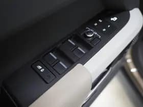 Land Rover Defender 110 2.0 P400e SE thumbnail 20