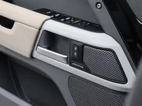 Land Rover Defender thumbnail 11