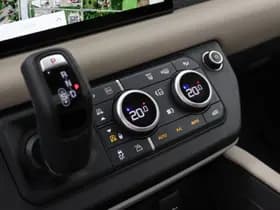 Land Rover Defender thumbnail 12