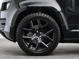 Land Rover Defender thumbnail 6
