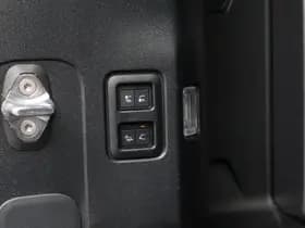 Land Rover Defender thumbnail 32