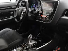Mitsubishi Outlander thumbnail 3