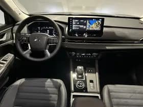 Mitsubishi Outlander thumbnail 3
