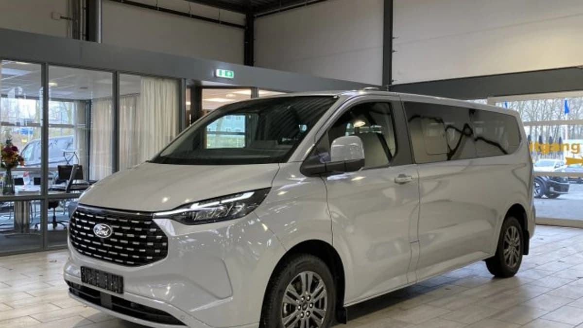 Ford Tourneo Custom Titanium X 340 2.5 PHEV 233 pk L2 9 persoons — foto 1