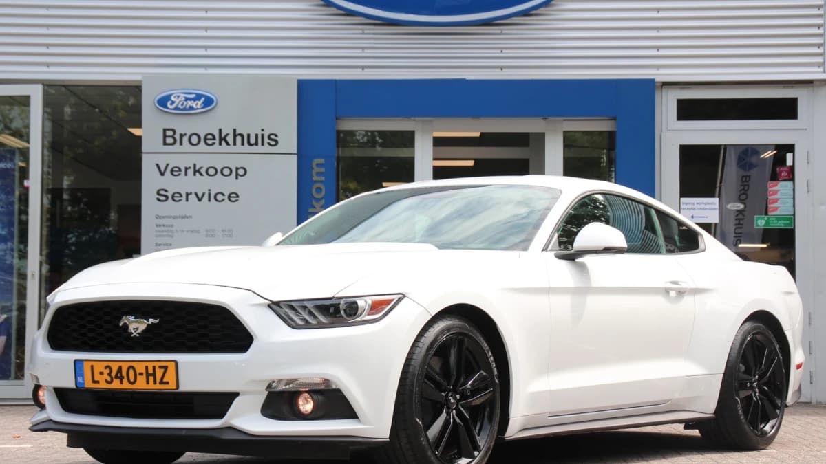 Ford Mustang — foto 1