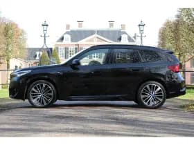 BMW iX1 thumbnail 2