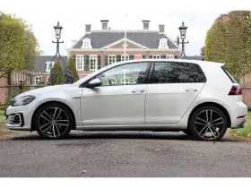 Volkswagen Golf thumbnail 2