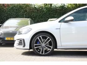 Volkswagen Golf thumbnail 32