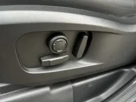Land Rover Defender thumbnail 11