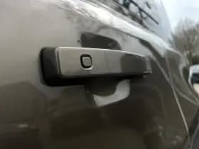 Land Rover Defender thumbnail 36