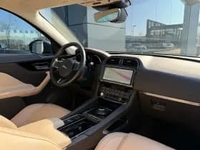Jaguar F-Pace thumbnail 8
