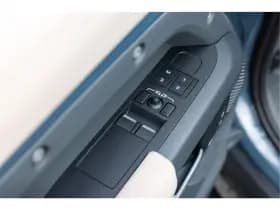 Land Rover Defender thumbnail 23