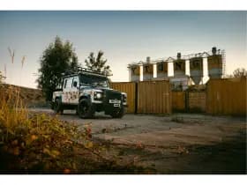 Land Rover Defender thumbnail 3