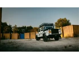 Land Rover Defender thumbnail 4
