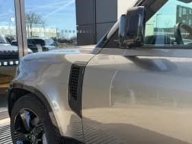 Land Rover Defender thumbnail 8