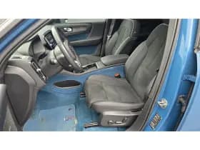 Volvo XC40 thumbnail 3