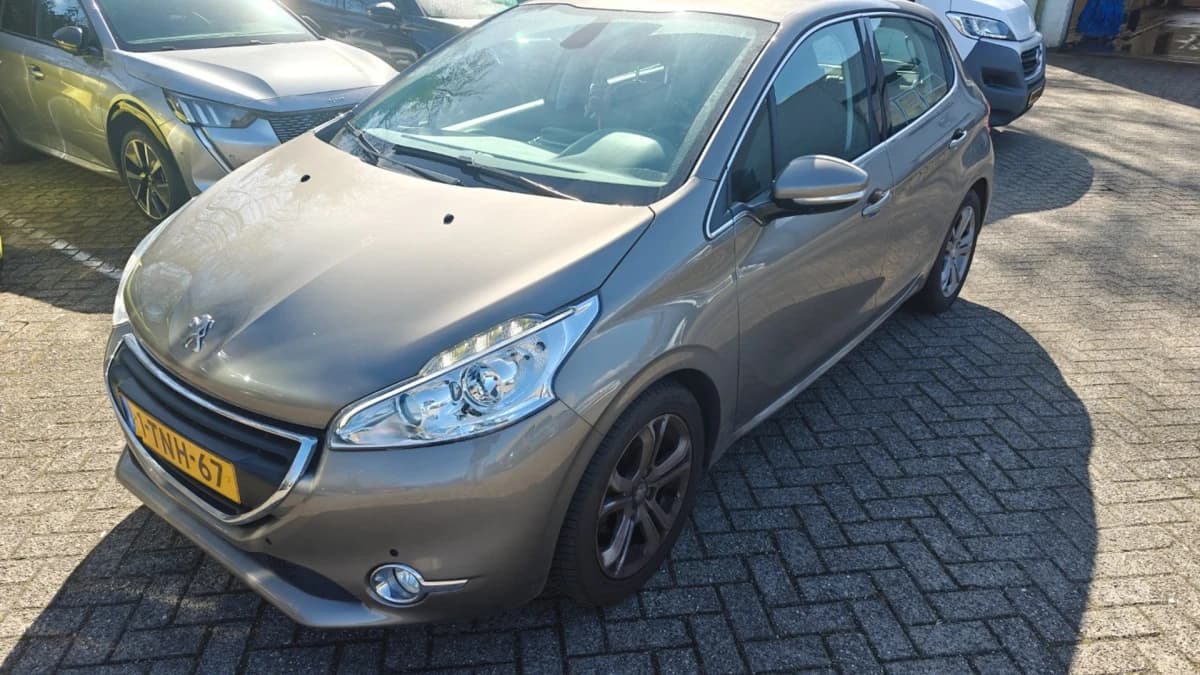 Peugeot 208 — foto 1