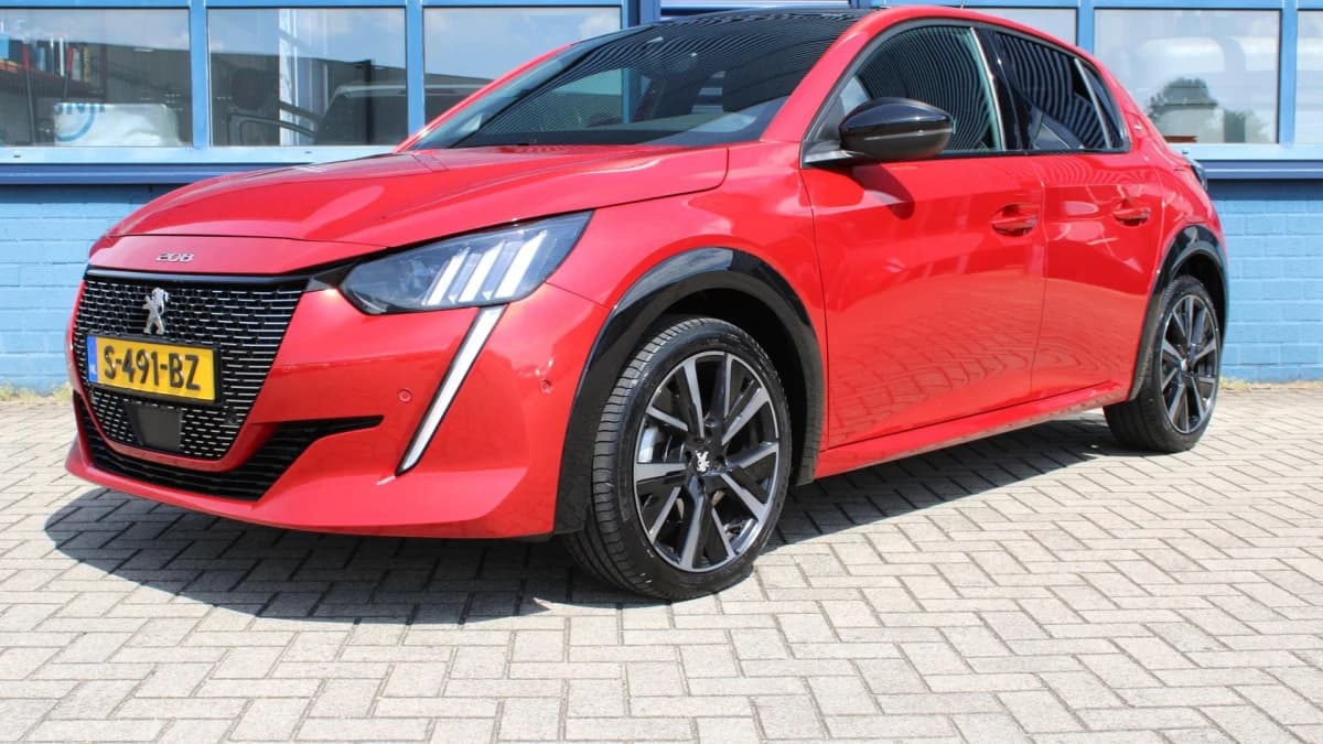 Peugeot 208 — foto 1
