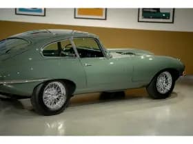 Jaguar E-Type thumbnail 13