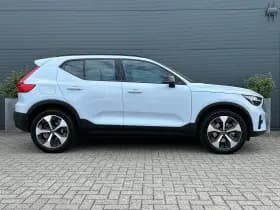 Volvo XC40 thumbnail 3