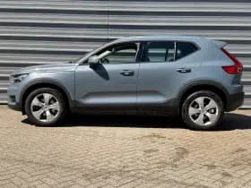 Volvo XC40 thumbnail 2