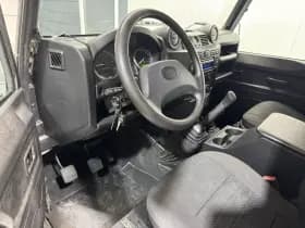 Land Rover Defender thumbnail 11