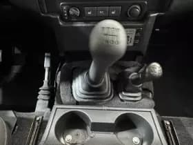 Land Rover Defender thumbnail 14