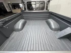 Land Rover Defender thumbnail 10