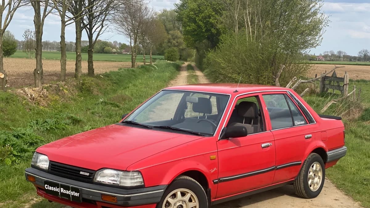 Mazda 323 — foto 1