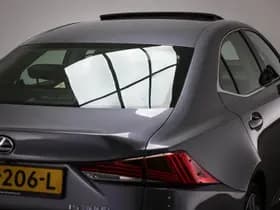 Lexus IS thumbnail 23
