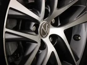 Lexus IS thumbnail 25