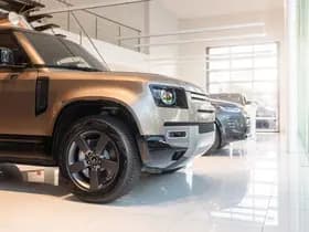 Land Rover Defender 110 P300e 110 Forest Edition thumbnail 54