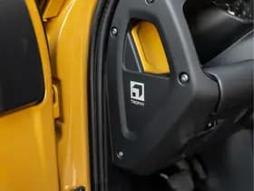 Land Rover Defender 110 P300e 110 Trophy Edition Deep Sandglow Yellow thumbnail 38