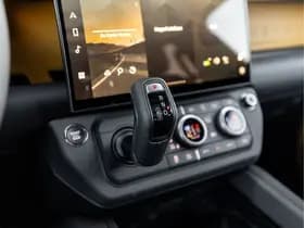 Land Rover Defender 110 P300e 110 Trophy Edition Deep Sandglow Yellow thumbnail 43